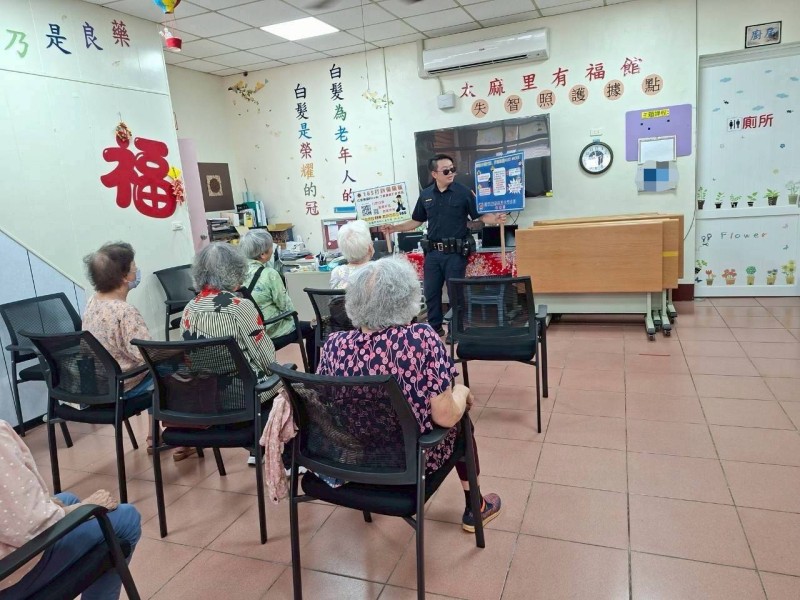 有福館內話安全，太麻里警察陪長輩識詐守荷包