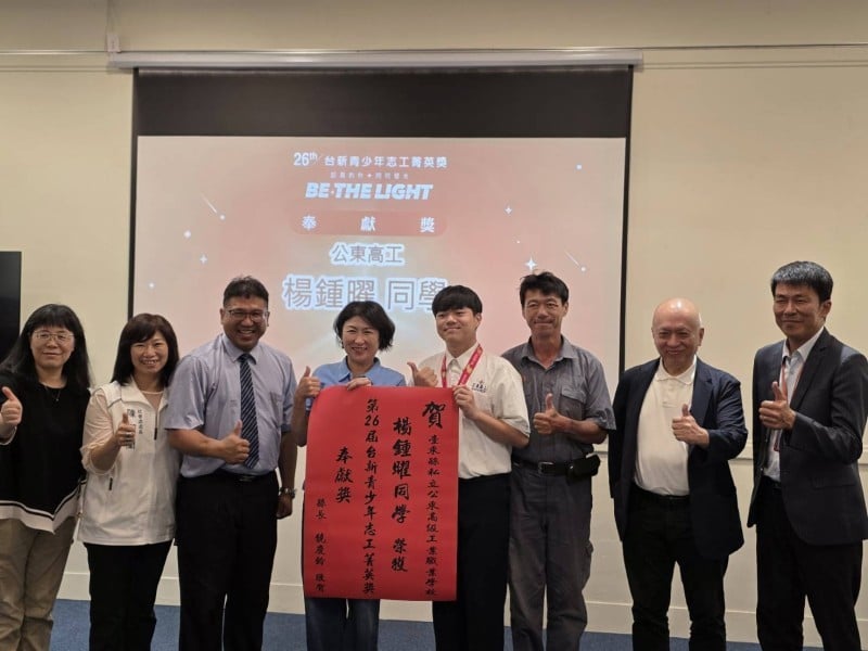 臺東兩學生獲台新青少年志工菁英獎奉獻獎