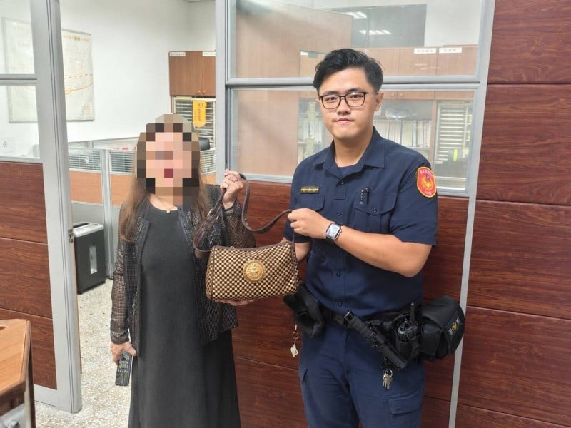 暗夜山區尋失物有警察相伴，太麻里警察助民眾找回皮包
