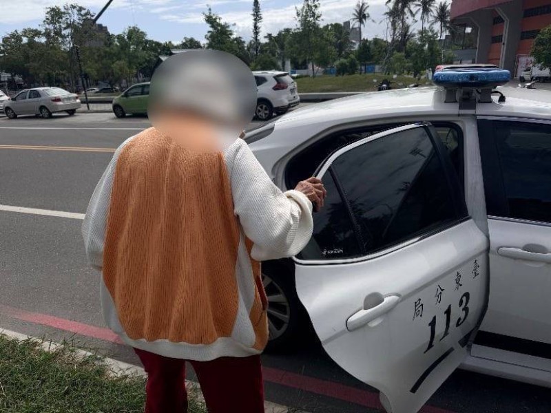 返家路上體力耗盡 臺東警察以車載人、自行騎車助返家