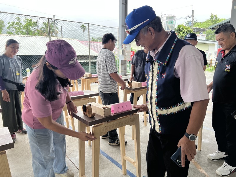 臺東縣府木工傢俱職訓班結訓展現職人新力量