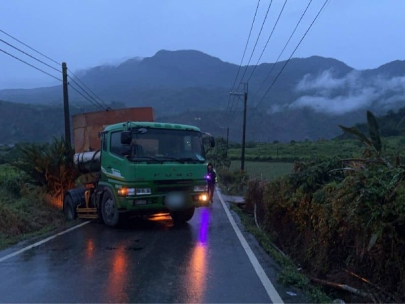 拖板車雨夜卡山路公墓