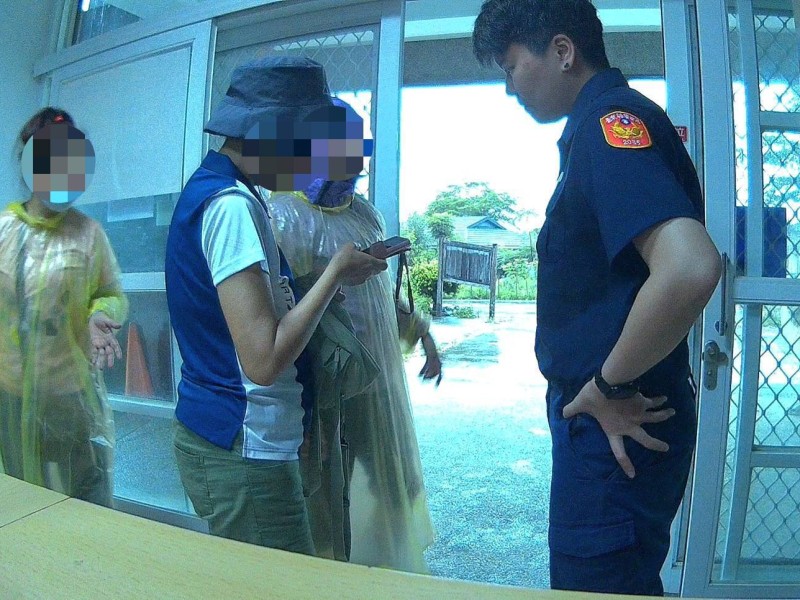 大雨攪局不掃興！錦安警察所變避雨站 值班警察化身GPS助遊客順利抵達伯朗大道