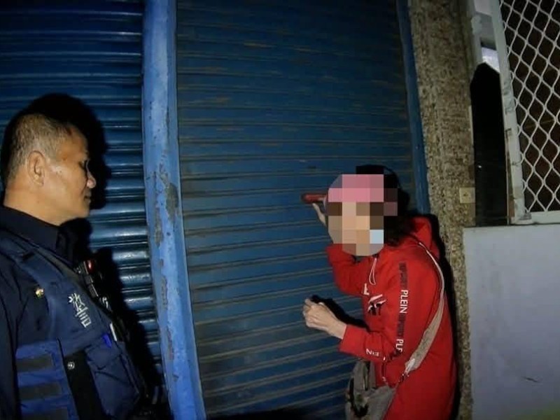 雨夜街頭孤影徘徊　寶桑暖心警察一條毛毯守住回家的路