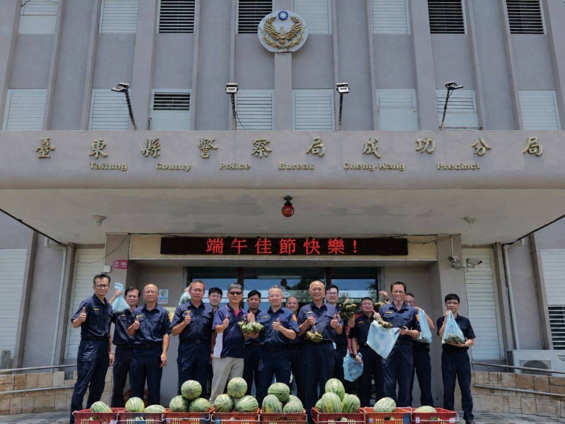 警友送暖迎端午　成功警察分局獲贈肉粽慰勉員警辛勞
