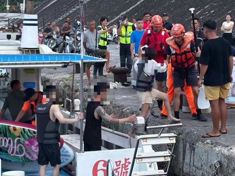 綠島民眾划SUP體力不支 海巡結合漁船成功救援