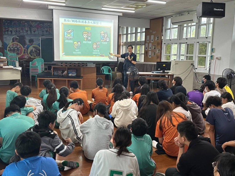 數位安全從校園做起 警察局婦幼警察隊鹿野國中宣導獲熱烈迴響