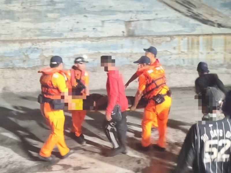 船員不慎摔落貨艙 海巡消防協力救援