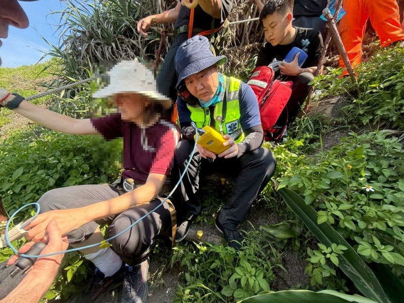 烈日下的荒野救援！健行遊客阿朗壹古道熱衰竭受困 臺東消防達仁分隊涉險揮汗成功救回