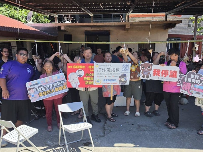 利稻派出所所長著傳統服飾與族人同樂 粽香傳情宣導防詐、反酒(毒)駕及高齡換照新制