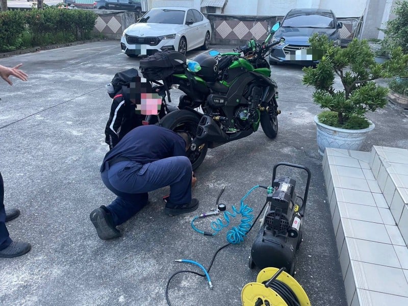 端午連假重機拋錨路旁 達仁警察主動關懷助脫困