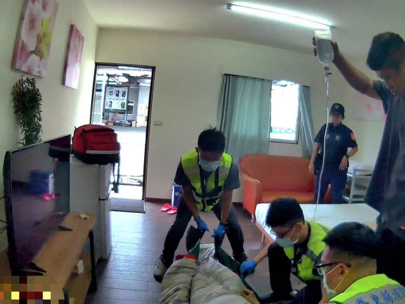 男子「未正常進食低血糖」倒臥屋內 ! 「叫不醒」警果斷跳窗救援