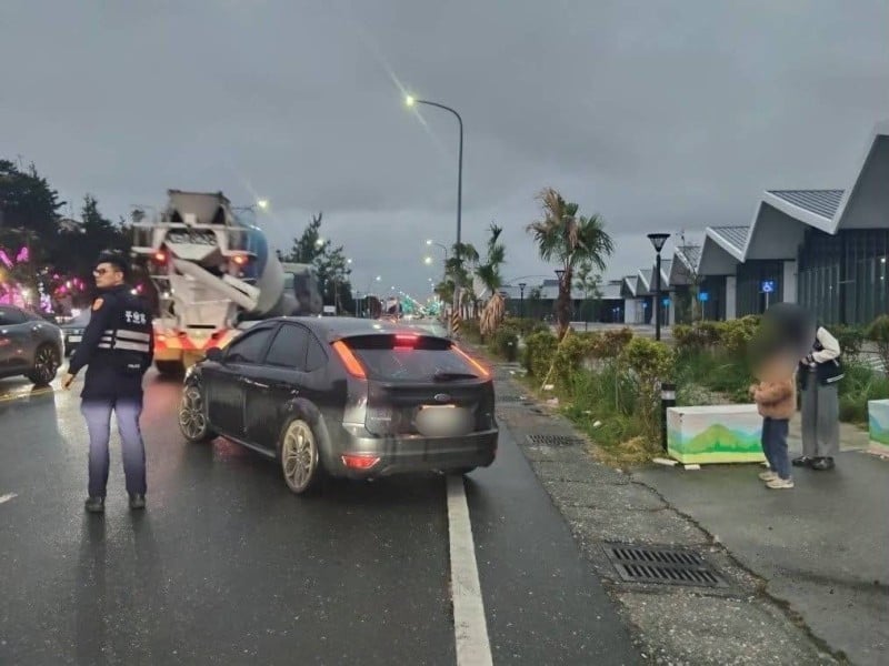 愛車半路鬧脾氣　永樂警察與熱心民眾合力排除