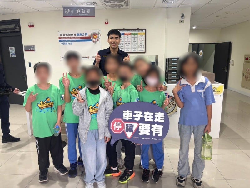 穿梭校園與市場 年輕臺東警察跨世代傳遞交通安全觀念