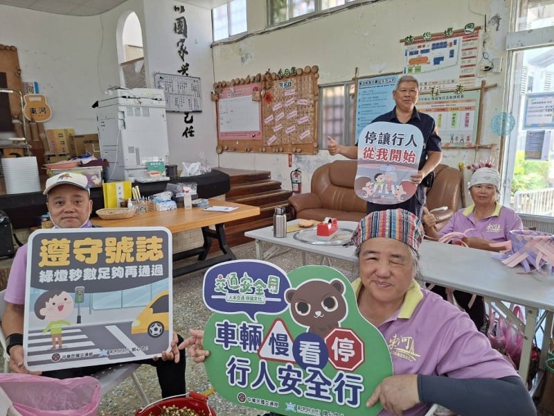 東河分駐所副所長化身交通老師　耐心解答長者疑問獲好評