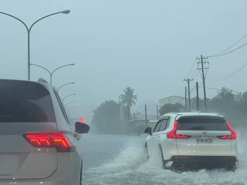 【天氣快訊】暴雨狂炸屏東！麟洛交流道積水封閉、市區和生路淹成汪洋（春日鄉士文村停班停課）