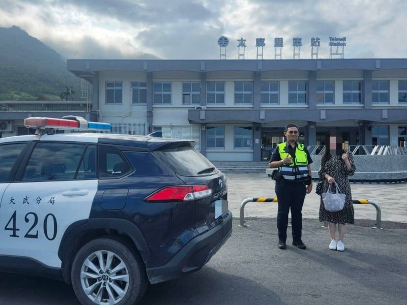 旅遊遇犬群圍繞不敢離開 太麻里警察暖心護送返程
