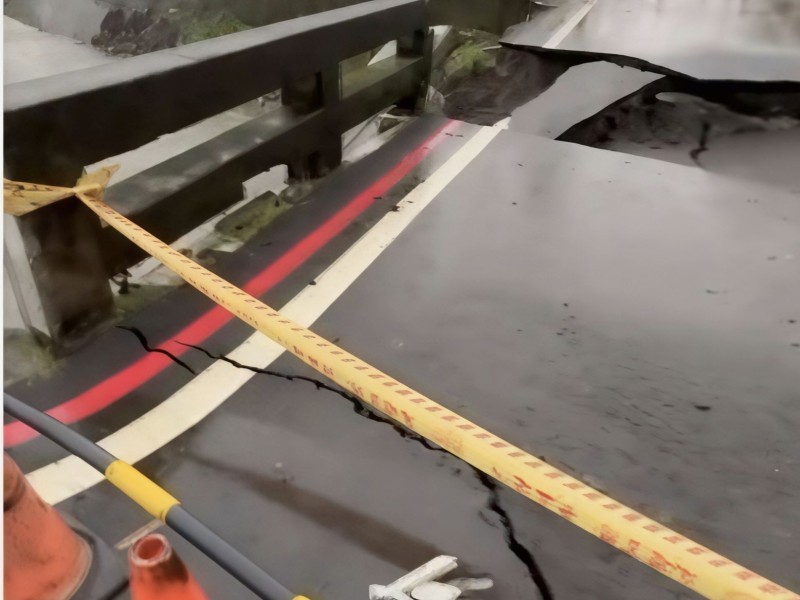 豪雨狂炸！屏東潮州「鹿寮橋」斷兩截塌陷 驚險爆胎車幸運脫困