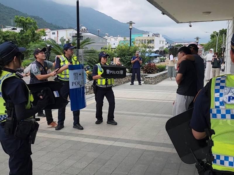 強化反恐應變能力 ! 關警「靖勇專案演練」逼真登場 模擬火車站持刀挾持人質