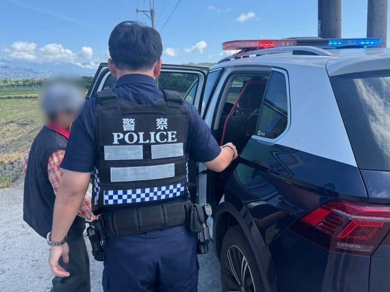 迷途老婦烈日下徘徊　寶桑暖心警察牽手護送平安返家