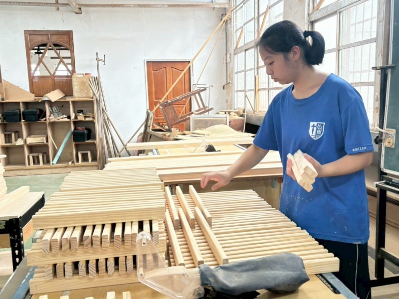 公東高工攜手蘭嶼國中打造全新閱讀空間