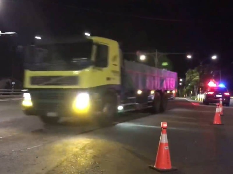 聯結車深夜拋錨卡臺9線 關山警即時交管排除障礙