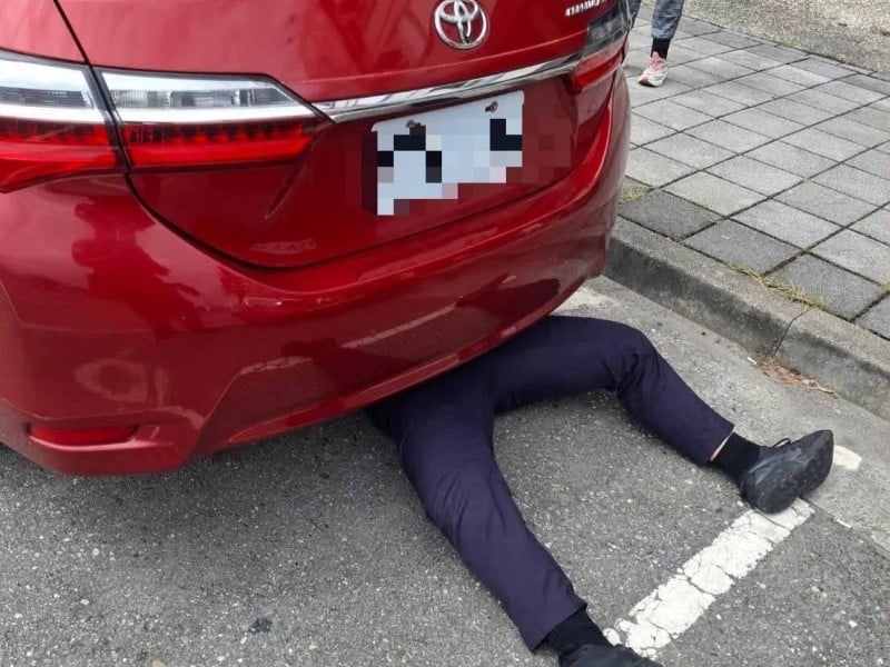 喵星人卡車底!寶桑警趴地救援