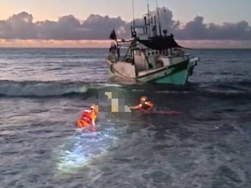 新港籍漁船小馬海灘擱淺 海巡主動發現即時救援