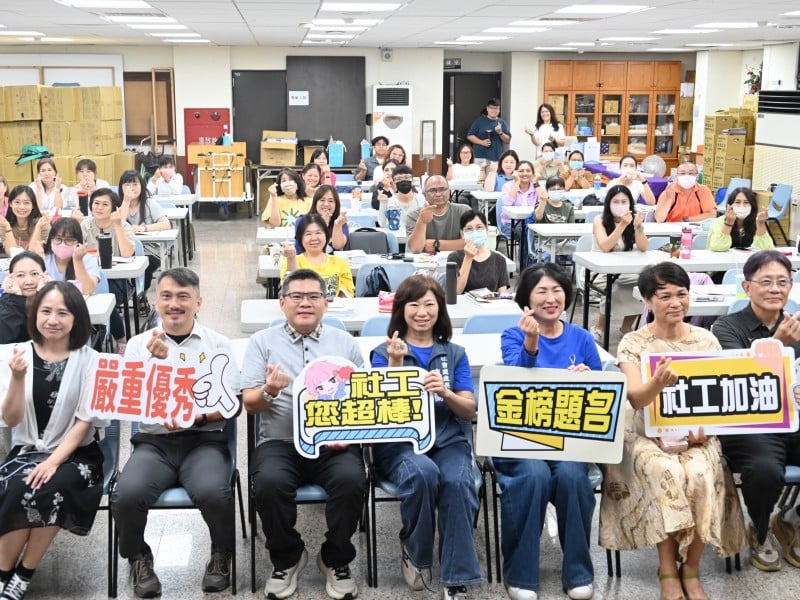 社工國考倒數！臺東設考照輔導班 饒慶鈴化身「智慧開竅官」 為考生祈福