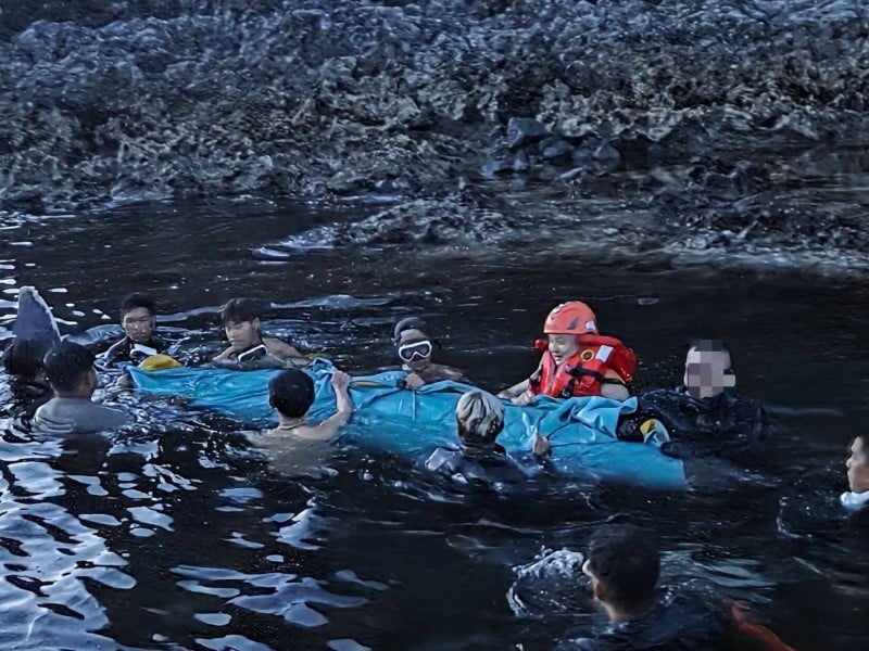盡力了 ! 綠島柚子湖喙鯨擱淺 海巡與30熱心民眾合力救援