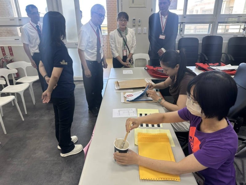高考三級考試第2天 ! 縣府秘書長、典試委員巡視東海國中考場 