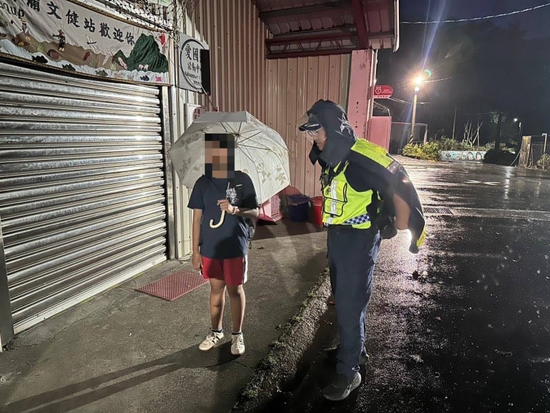 天色漸暗受困公車站，警巡邏即時援助學童