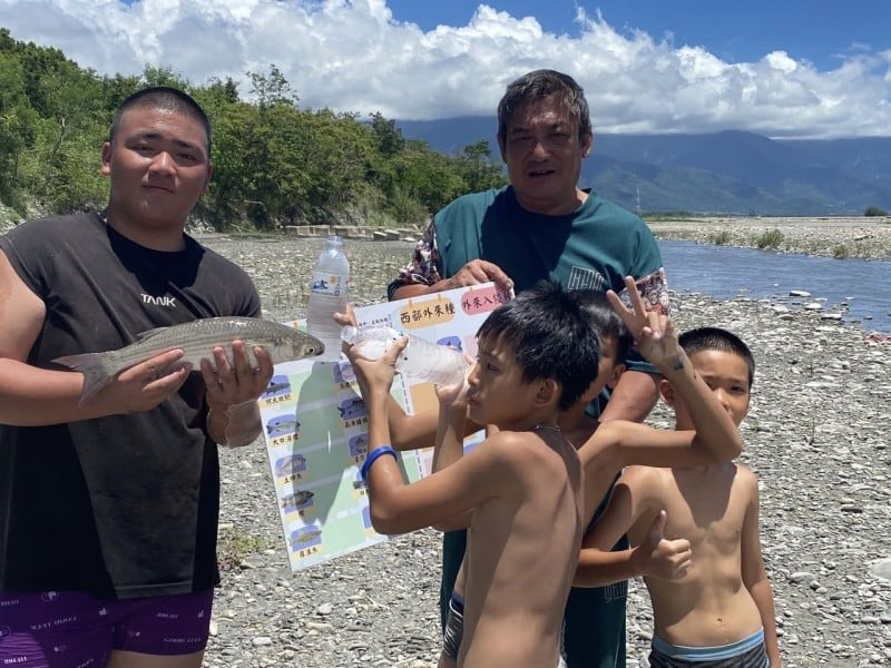 烏魚現身卑南溪 !「鹿野捕魚祭」導入公民科學 青年記錄57隻次「原生種」45隻