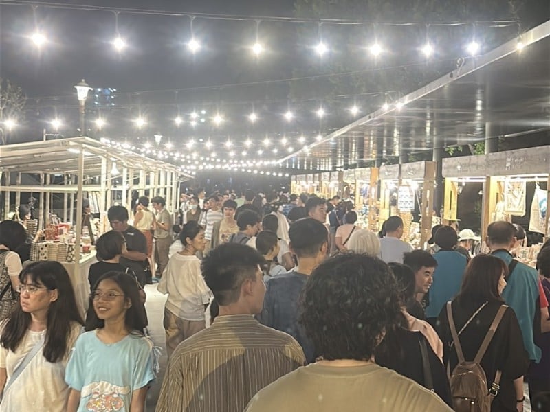 搭上東博開幕 微光集-鐵道市集試營運登場　近70家攤商點亮舊站夜晚