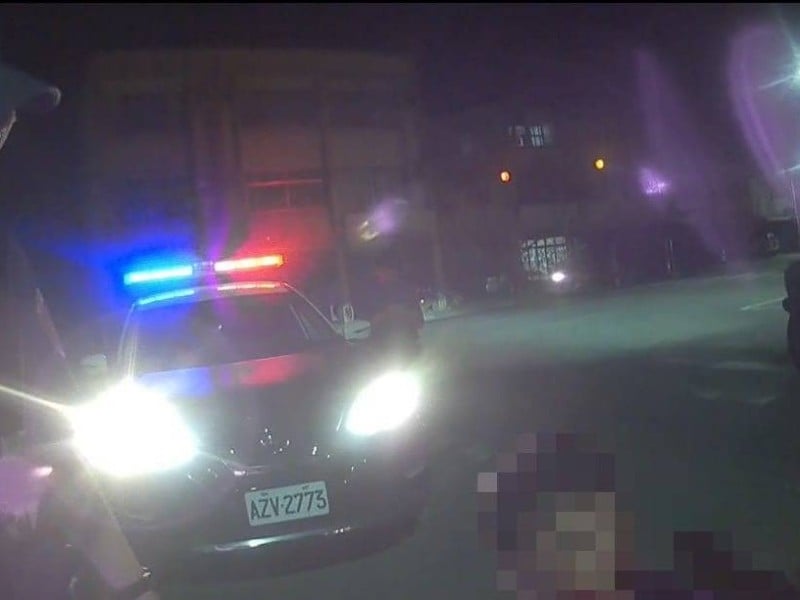 馬蘭暖警化身臨時「推手」，護送輪椅民眾平安返家