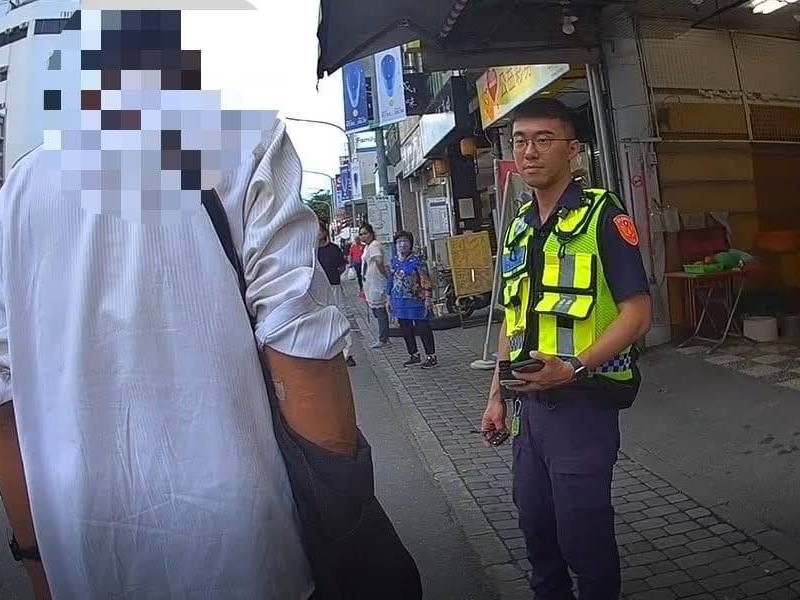 臺東暖警自掏腰包伸援手，援助老翁平安踏上返家路