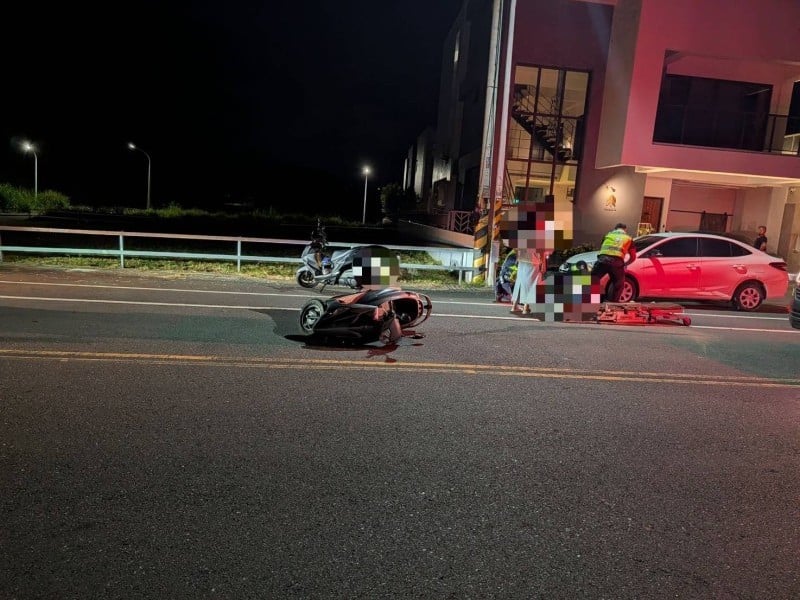 機車追撞自行車暗夜互撞 一不治一傷