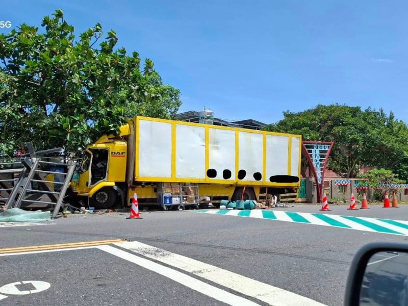 快訊》三民國小和平分校前候車亭遭貨車撞毀