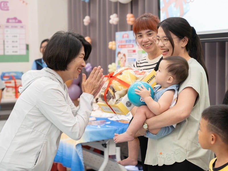 福利再+𝟭 ! 饒慶鈴宣布：6歲以下幼童「免健保費」