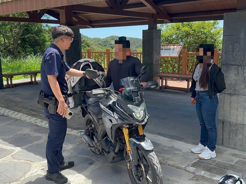外籍旅客重機拋錨 達仁警英語暖心協助解困
