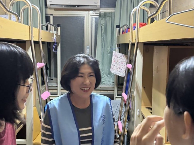 勉勵勇敢追夢 ! 縣長饒慶鈴、輔大校長藍易振 7/20夜晚聯袂探視「台東玉山計畫」學子 