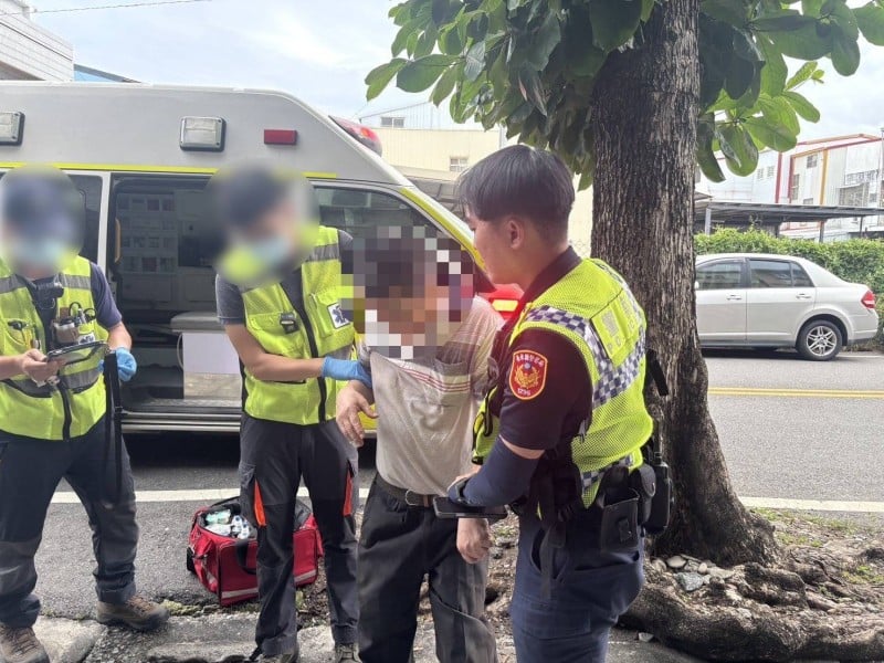 民眾體力不支倒臥路旁，警消即時伸援護送返家