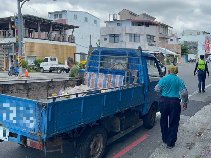 貨車拋錨卡快車道　南王警合力推車迅速排除險象