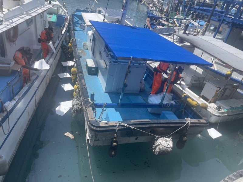 富岡港區發現油污 海巡即時應變防止擴散
