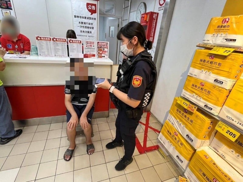賣場內迷失方向 ! 暖警耐心陪伴 助男子平安返家