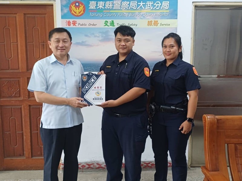 太麻里警緝獲毒駕現行犯 獲局長親頒破案茶 肯定同仁辛勞