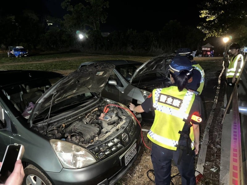 熱氣球散場車輛突拋錨，警熱心借電解圍助返程