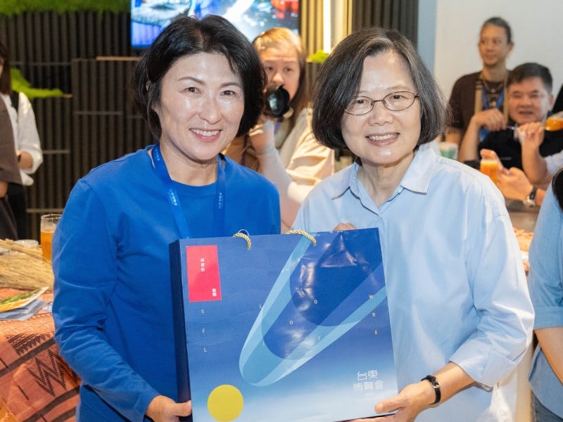 蔡英文前總統參訪2026台東博覽會　饒慶鈴陪同走訪未來超市及熱氣球館