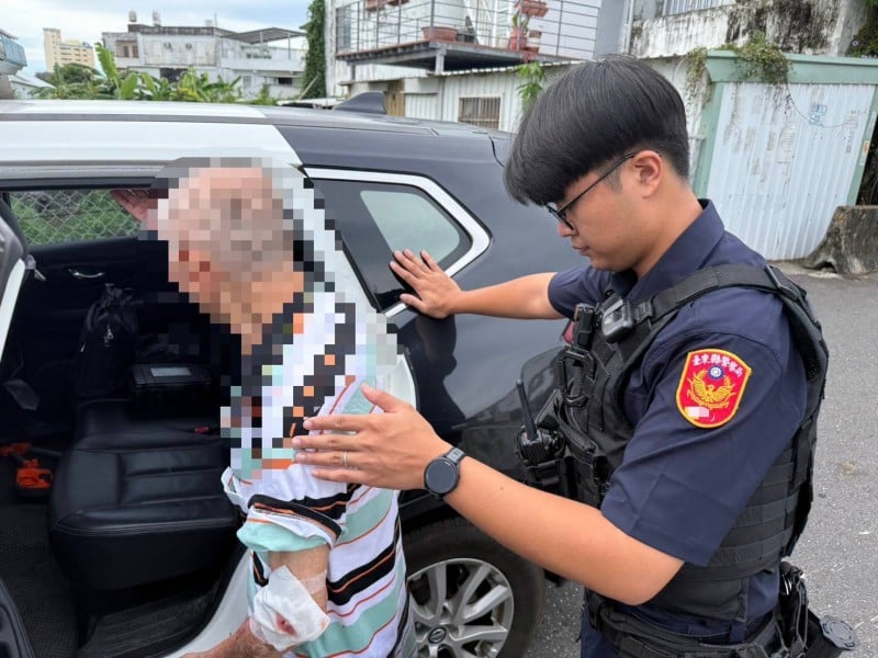老翁失足不慎跌落溝，熱心民眾攜警助返家