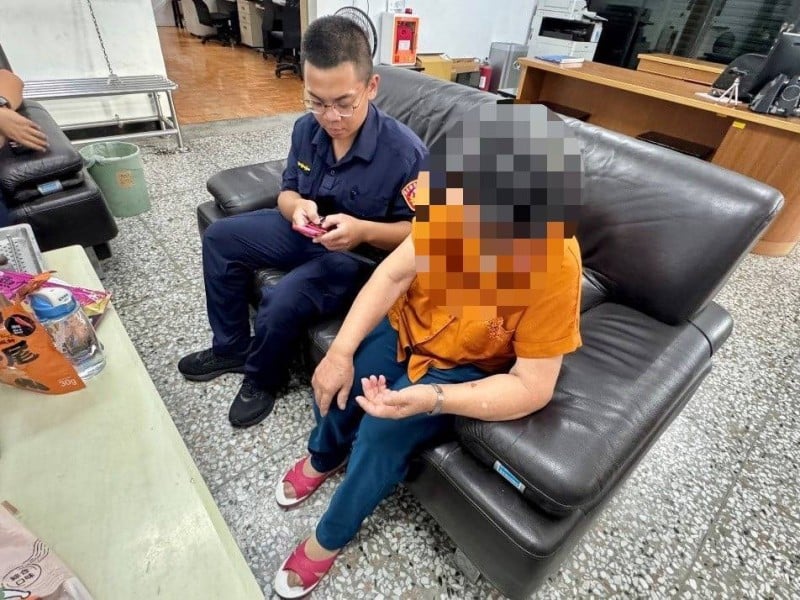 老婦求援排故障，「手機小幫手」相助
